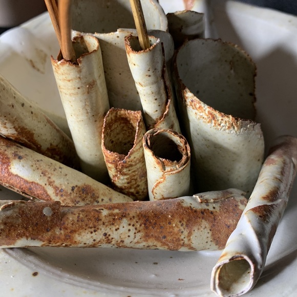 Handmade signed pottery ikebana decorative vase - Picture 16 of 17